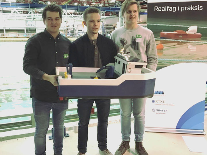 Her er vinnarane i Open klasse representert ved Eirik Klævold, Bendik Weltzien og Ola Wik. Foto Rune Weltzien Vinnarbåten i Open klasse