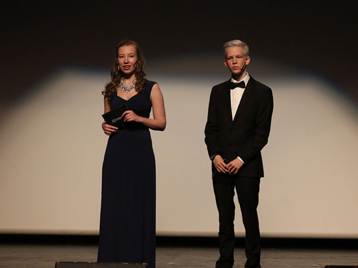 Programleiarane Magnus Førde og Veronika Vindedal tok publikum gjennom gallaen torsdag kveld. Foto: Jenny Eiken Mo Programleiarane Magnus Førde og Veronika Vindedal tok publikum gjennom gallaen torsdag kveld. Foto: Jenny Eiken Mo