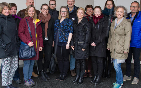 Foto av dei som deltok på oppstartsmøtet for eit klimaprosjekt mellom kommunane, fylkeskommunen og Vestlandsforsking i mars 2017. Det er 14 personar som er oppstilte på rekke.