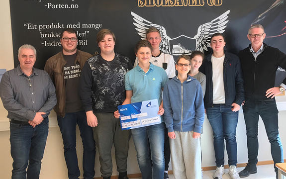 Foto som syner ungdomsbedrifta ShoeSaver UB då dei fekk klima- og miljøprisen til fylkeskommunen og Ungt Entreprenørskap i 2017.