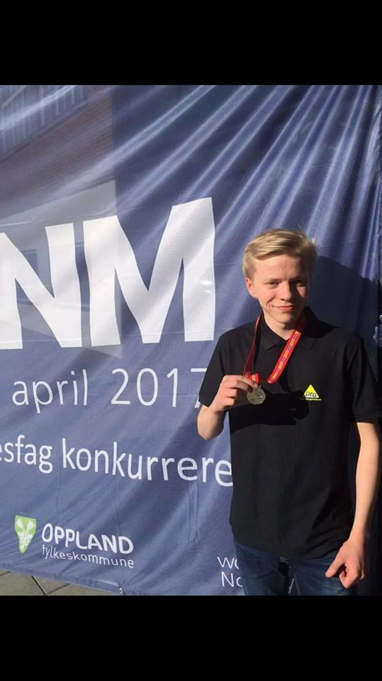 Lasse Midtbø med medalje frå yrkes nm 2017 Lasse Midtbø med medalje frå yrkes nm 2017