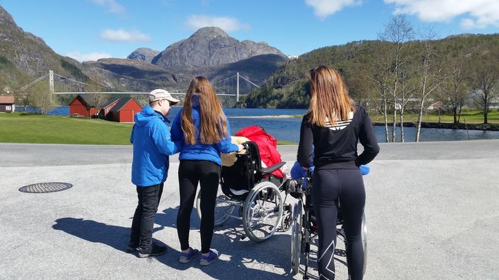 Elevar frå Dalsfjorden Helse UB på tur med bebuarar. Elevar frå Dalsfjorden Helse UB på tur med bebuarar.