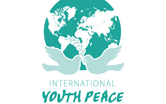 Logoen til International Youth Peace Conference. Det er grøn skrift på kvit bakgrunn og ein illustrasjon av jordkloden.