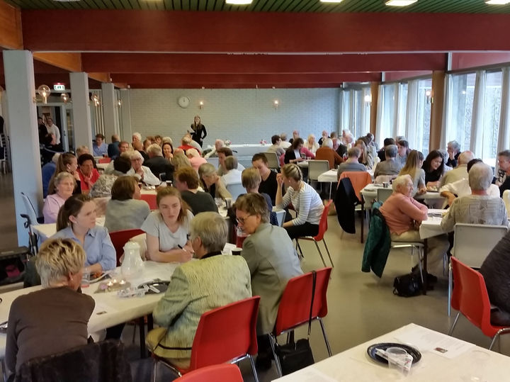 Praten gjekk livleg Foto: Kristoffer Nordheim Praten gjekk livleg
