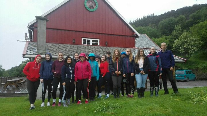 Biologiklassen på ekskursjon på Norsk Hjortesenter på Svanøya Biologiklassen på ekskursjon på Norsk Hjortesenter på Svanøya
