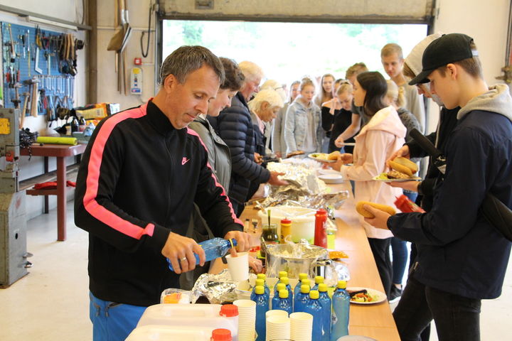Idar, Sigrid, John Otto, Leikny og Anne-Lise serverte. Idar, Sigrid, John Otto, Leikny og Anne-Lise serverte.