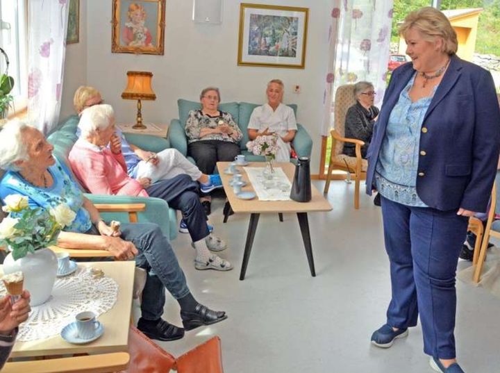 Statsministeren vitja bebuarane og tilsette på Kulatoppen Foto: Fjordenes Tidende Statsministeren vitja bebuarane og tilsette på Kulatoppen
