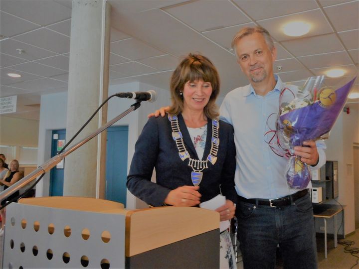Fylkesordførar Jenny Følling og rektor Anders Bruvoll Foto: Stryn vgs Fylkesordførar Jenny Følling og rektor Anders Bruvoll Foto: Stryn vgs