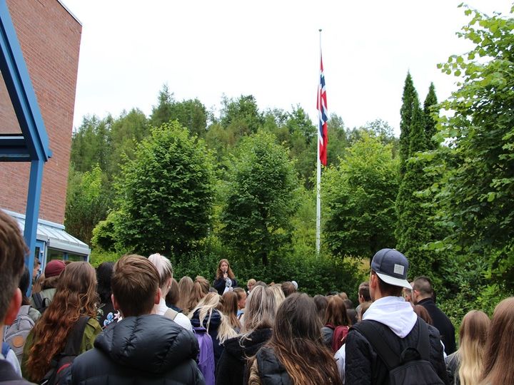 Iren Løseth Rektor ynskjer elevane velkomne.
