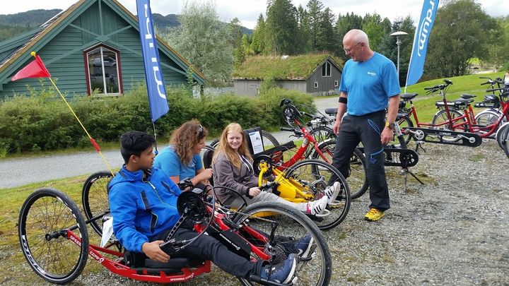 Leikny Dale Elevar frå 2HAA prøver hjelpemiddel på Haugland