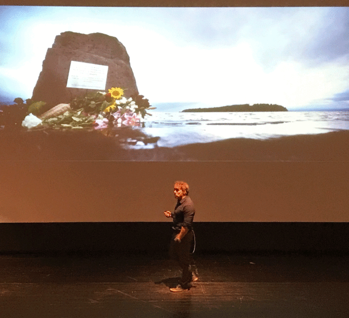 Simen Almås på scenen i samfunnshuset Simen Almås på scenen i samfunnshuset