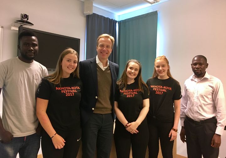 Utanriksministeren vitja Flora vgs og snakka då med representantar frå skulens internasjoanle komite. Foto: Ingvar Torsvik Myrvollen Utanriksministreren møter elevar frå internasjonal komite