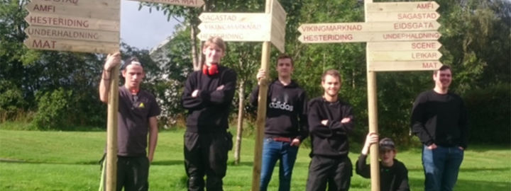 Skiltproduksjon av 2IMA. Frå venstre Isar, Svein, Karl Martin, Steffen, Audun og Bjørn-Tore. Fotograf: Mari-Janne Skiltproduksjon av 2IMA. Frå venstre Isar, Svein, Karl Martin, Steffen, Audun og Bjørn-Tore. Fotograf: Mari-Janne