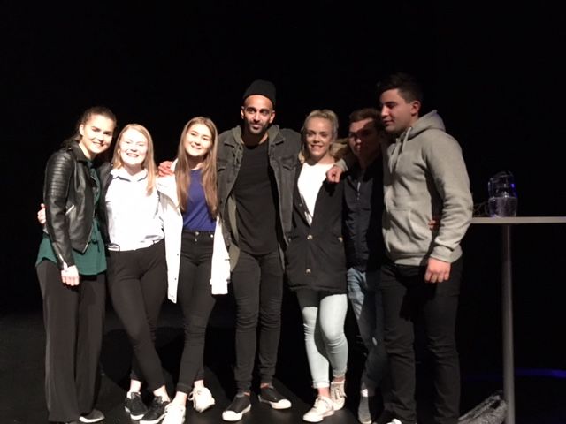 Adil Kahn med ungdommar på scena på Førdehuset