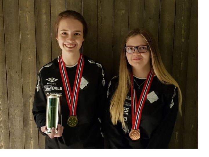 Nina og Katja gjorde det særs godt i NM i biljard i helga. Foto: privat Nina og Katja viser fram NM-medaljane.