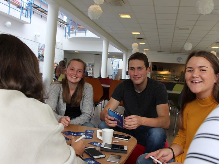Foto: Iren Løseth Elevar kosar seg på "Open skule"