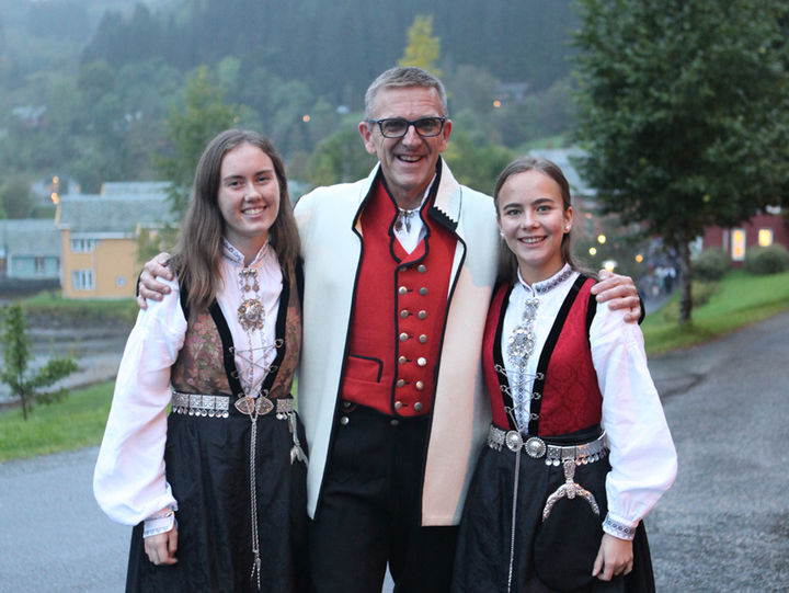 Sara, rektor Ole Jørgen og Hanna pynta og klare for middag med Dronninga. Sara, rektor Ole Jørgen og Hanna pynta og klare for middag med Dronninga.