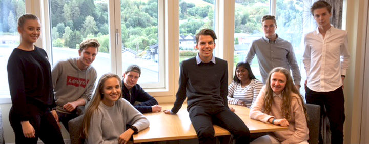 Elevrådsstyre ved Sogndal vgs 2017-2018, Frå venstre: Silje, Sigurd, nestleiar Ingelin, Jens, elevrådsleiar Eirik, Anna Mahima, Simen, 1.vara Lisa og øvrig vara Ingar Elevrådsstyre ved Sogndal vgs 2017-2018, Frå venstre: Silje, Sigurd, nestleiar Ingelin, Jens, elevrådsleiar Eirik, Anna Mahima, Simen, 1.vara Lisa og øvrig vara Ingar