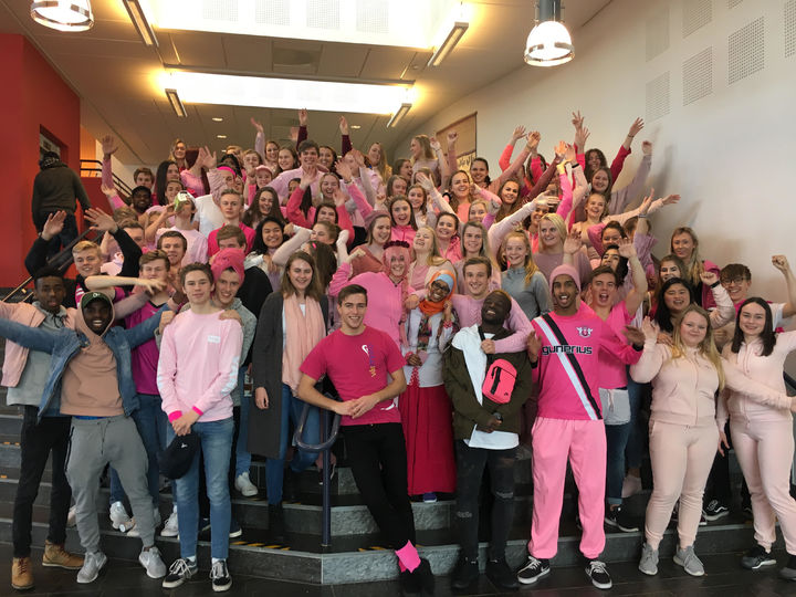 Florarussen arrangerte "rosa dag" på skulen.