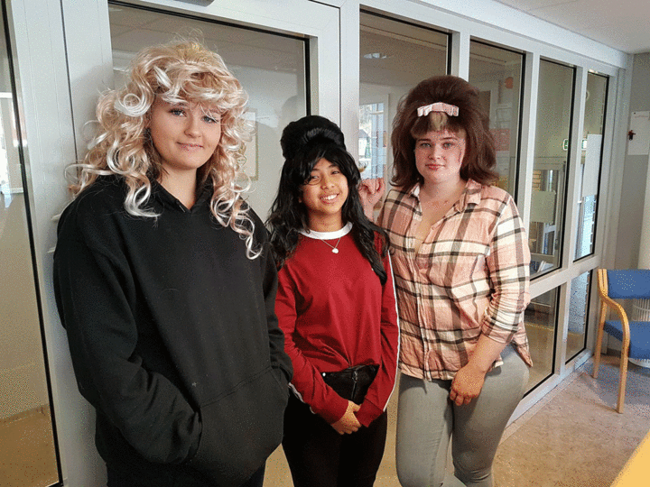Jenny, Mari og Grete 3 elevar med frisyre frå Hairspray