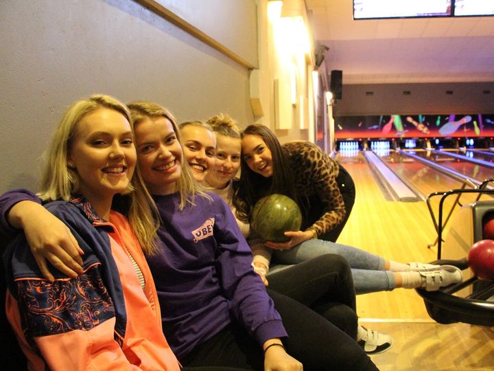 Foto: Iren Løseth Glade elevar deltek på bowling i Førde.