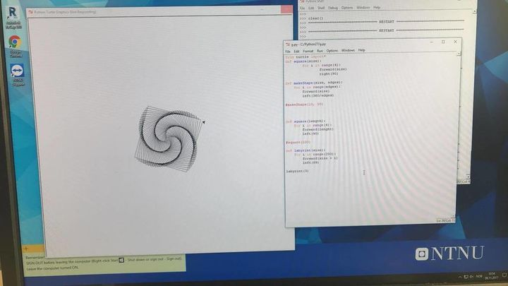 Bilde vider ei datamaskin med programmeringsspråk