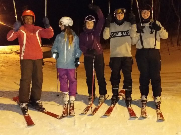 Foto: Iren Løseth Elevar som står på ski.