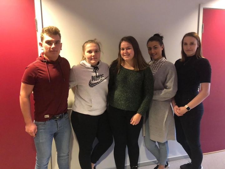 5 ungdommar representerer helsefagarbeidarar