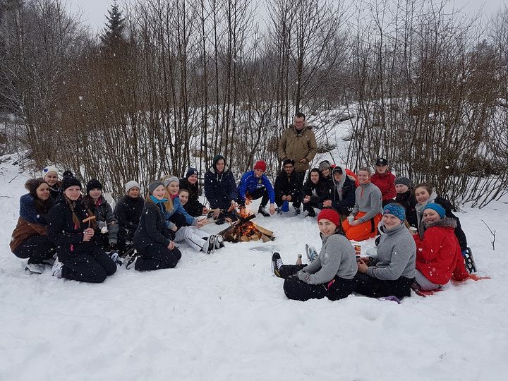 Foto: Tor Egil Furevikstrand Glade elevar kosar seg ved bålet.