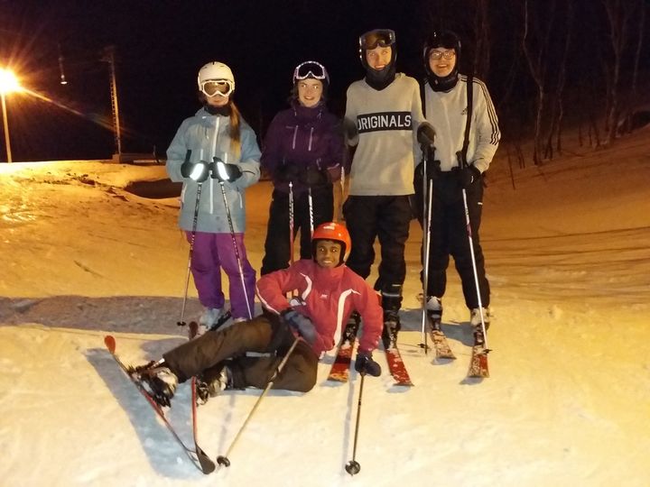 Foto: Iren Løseth Elevar i skibakken.