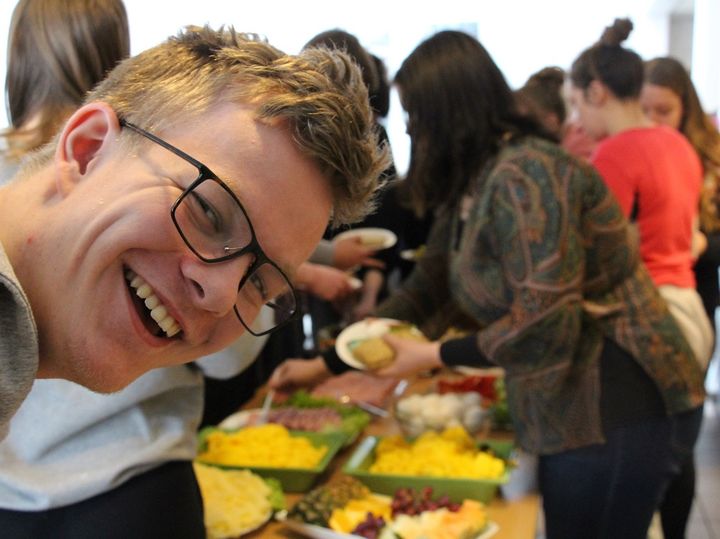 Foto: Iren Løseth Elevar som kosar seg.