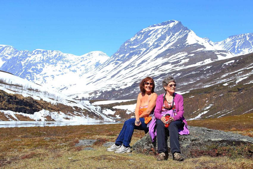 To glade damer på toppen av Elvevolldalen_Tine Marie Hagelin