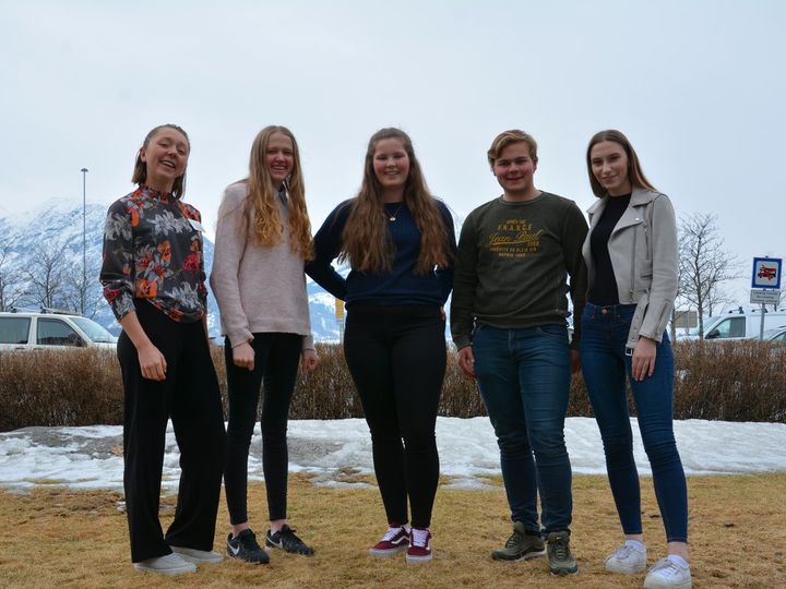 Ungdomspolitisk utval 2018/2019, f.v. Mari Dale Salbu, Lisa Horpen, Kamilla F. Rivedal, Thor Albrektsen og Amila Adzemovic. Foto: Sogn og Fjordane fylkeskommune / Guro Høyvik. Ungdomspolitisk utval 2018/2019, f.v. Mari Dale Salbu, Lisa Horpen, Kamilla F. Rivedal, Thor Albrektsen og Amila Adzemovic. Foto: Sogn og Fjordane fylkeskommune / Guro Høyvik.
