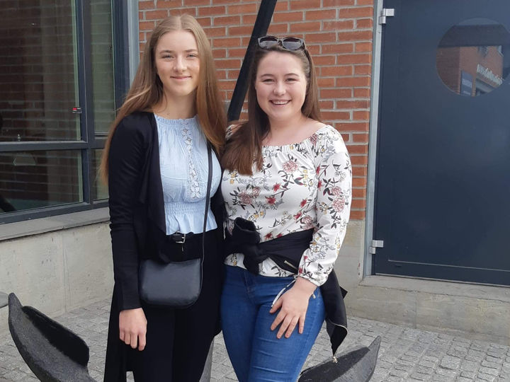Johanne og Julie framfor Ibsenhuset i Skien Foto: Ida Gangeskar Johanne og Julie framfor Ibsenhuset i Skien