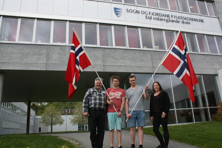 To elevar med flagg saman med to frå 17.maikommiteen.