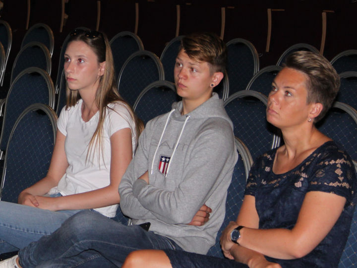 Leiar i Ungdomsrådet, Amila Adzemovic, nestleiar Tobias Aarvik og ordførar Kristin Maurstad Foto: Bjarne Husevåg Leiar i Ungdomsrådet, Amila Adzemovic, nestleiar Tobias Aarvik og ordførar Kristin Maurstad