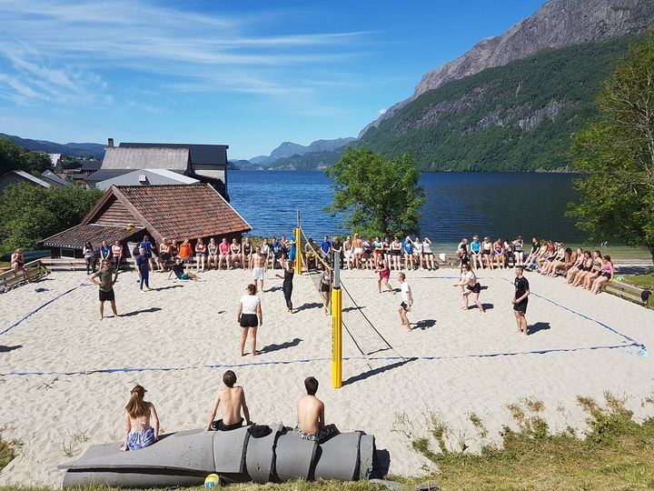 Foto: Sigbjørn Solheim Elevar spelar volleyball i Badevikja
