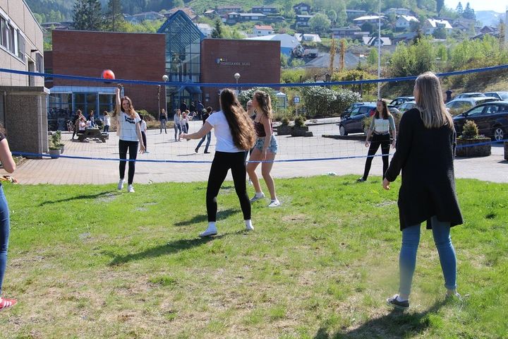 Foto: Iren Løseth Elevar spelar volleyball