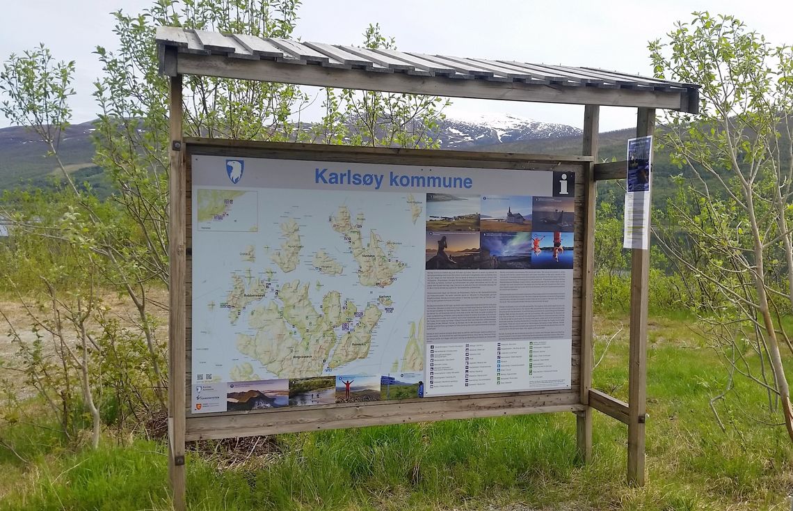 Velkommen til Karlsøy! Hovedplakat på Åbornes i Karlsøy kommune. Foto: Karlsøy kommune.