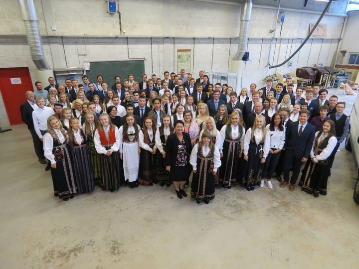 Alle gjestene på avslutningsfesten var samla for felles bildetaking. Gjestene på avslutningsfesten 2018 samla i hallen på bygg