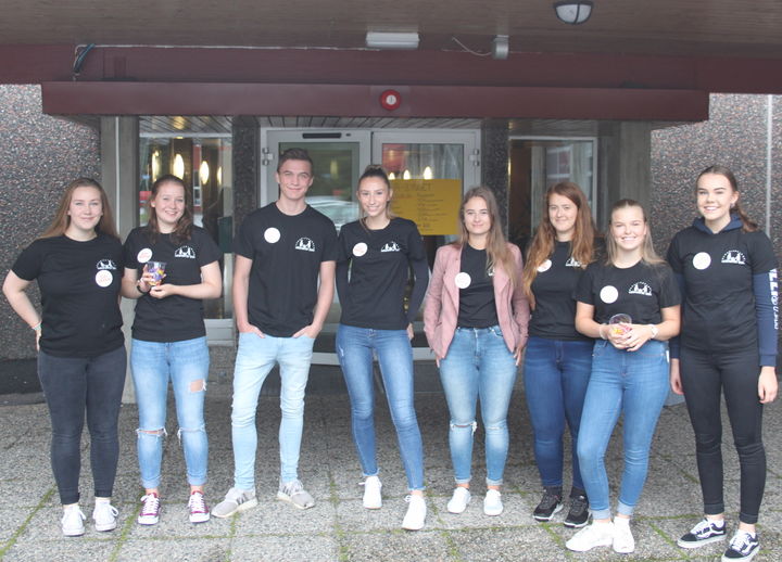 Nokre av elevmentorane som møtte elevane fyrste skuledagen Foto: Bjarne Husevåg Nokre av elevmentorane som møtte elevane fyrste skuledagen
