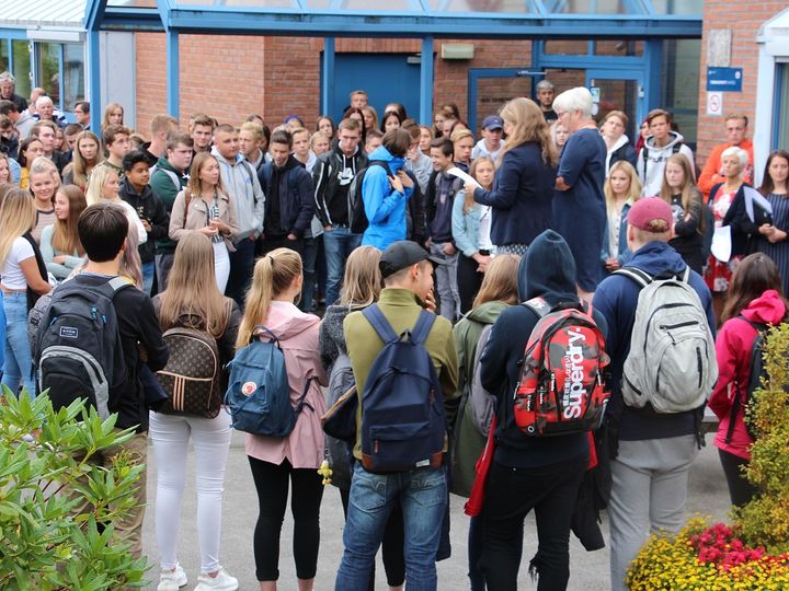 Foto: Iren Løseth Samling framfor skulen fyrste skuledag.