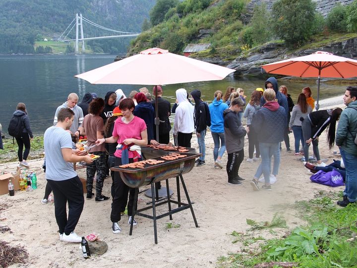 Foto: Iren Løseth Elevar samla i badevika i Dale