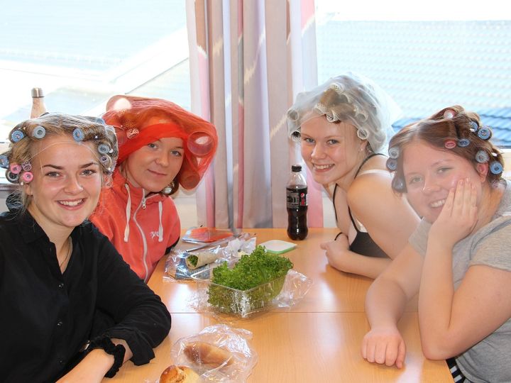 Foto: Runhild Øvreås Elevar i 2HAA øver seg til praksis