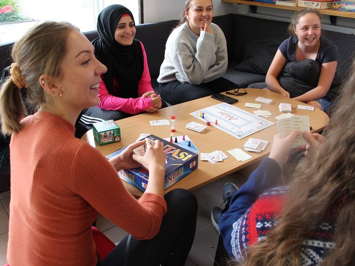 Foto: Iren Løseth Elevar som kosa seg i lag med brettspel etter middag på Open skule.