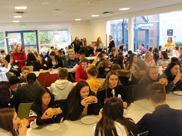 Foto: Iren Løseth Elevar som kosar seg med pizza