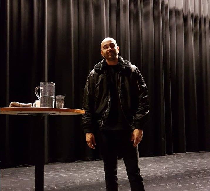 Khan på Scena.