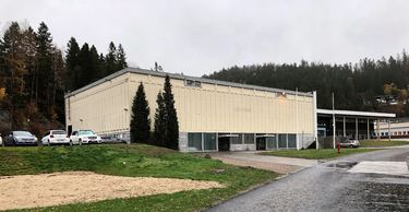 Rådmann Svein Skisland foreslår å rive den over 50 år gamle Venneslahallen og erstatte den med en ny. Bilde av Venneslahallen