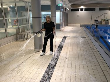 Marlyn Lauvsland skummer gulvet før hun skal spyle. Marlyn Lauvsland spyler