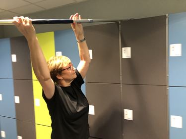 Grete Strandberg tørker støv over skapene i gruttegarderoben. Grete Strandberg tørker støv over skapene.